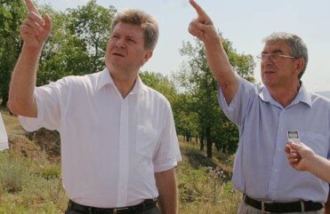 Мэр Тольятти Анатолий Пушков и депутат Владимир Поплавский
