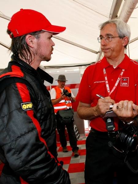 Джеймс Томпсон и&nbsp;его гоночный инженер в&nbsp;перерыве между гонками