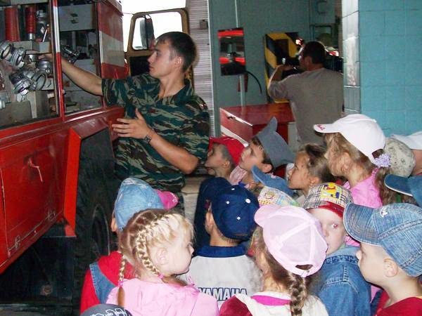 Огнеборцы ПЧ №11 Тольятти устроили экскурсию по пожарному депо воспитанникам детского сада №198 «Вишенка»