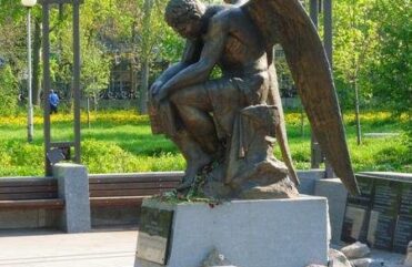 Монумент Скорбящий ангел