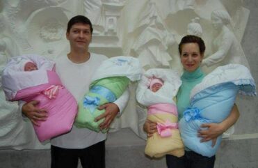 Первый семейный портрет новорожденных Рогачевых (нет только старшего сына Вадима)