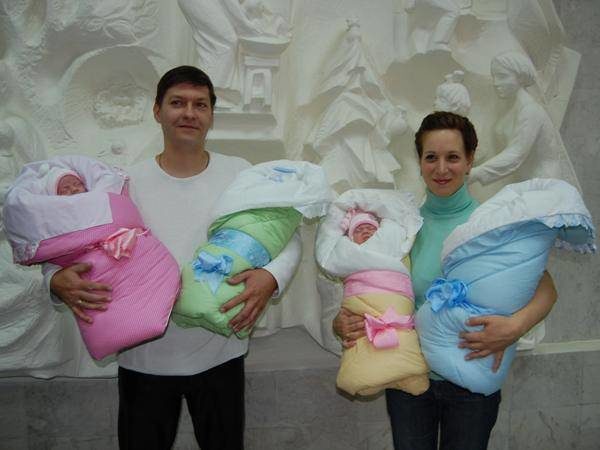 Первый семейный портрет новорожденных Рогачевых (нет только старшего сына Вадима)