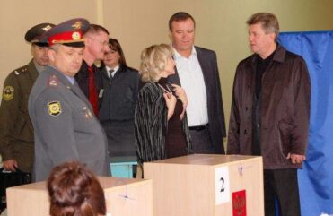 Мэр Тольятти Анатолий Пушков и руководители силовых ведомств города знакомятся с ходом выборов