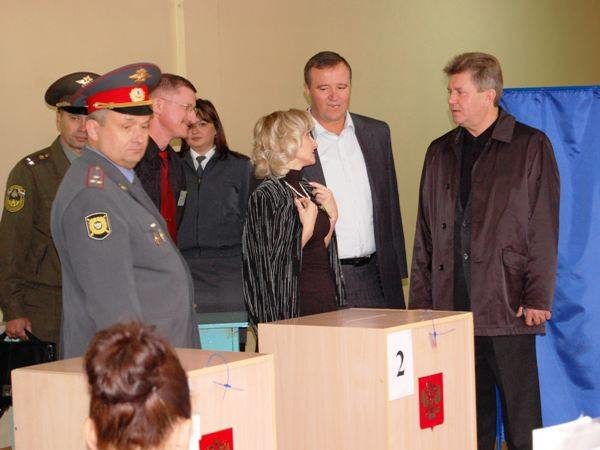 Мэр Тольятти Анатолий Пушков и руководители силовых ведомств города знакомятся с ходом выборов