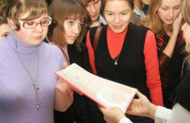 Почетные грамоты мэра – активным студентам и школьникам Тольятти