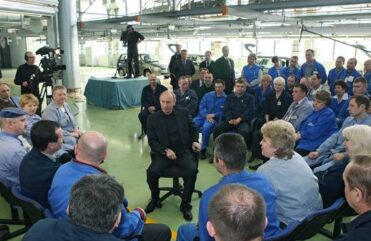 Владимир Путин во время визита на АВТОВАЗ
