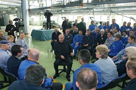 Владимир Путин во время визита на АВТОВАЗ