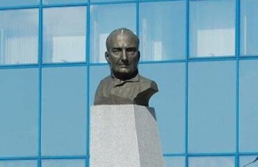 Памятник Виктору Полякову