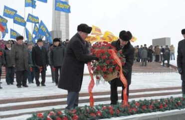 В честь Дня защитника Отечества Владимир Артяков возложил цветы к Вечному огню