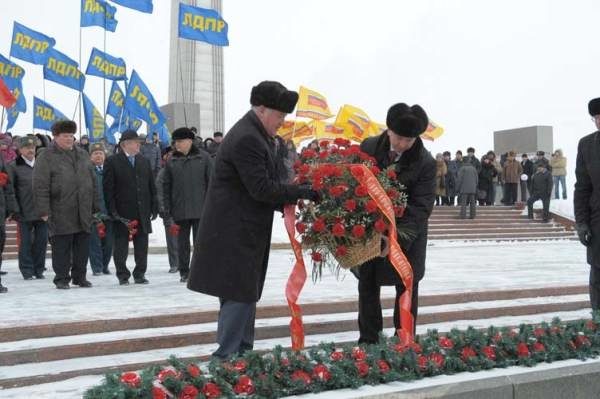В честь Дня защитника Отечества Владимир Артяков возложил цветы к Вечному огню
